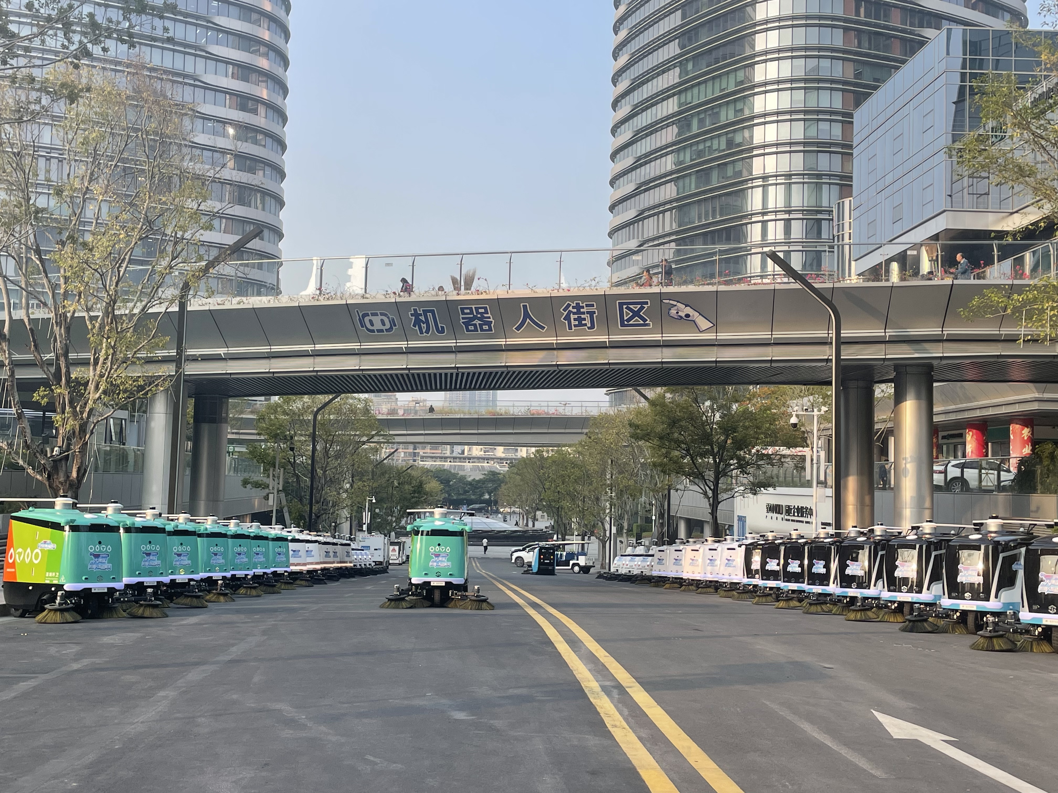 賽特智能百臺(tái)環(huán)衛(wèi)機(jī)器人助陣央視總臺(tái)深圳機(jī)器人互動(dòng)展演